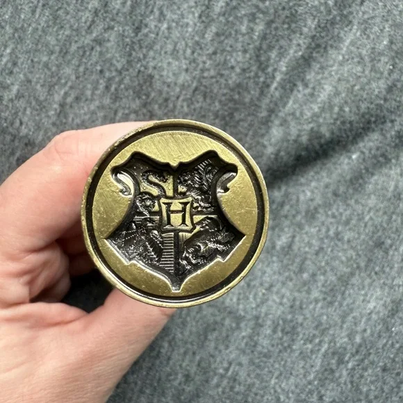 Harry Potter Hogwarts Gold Crest Wax Sealer - Picture 3 of 3
